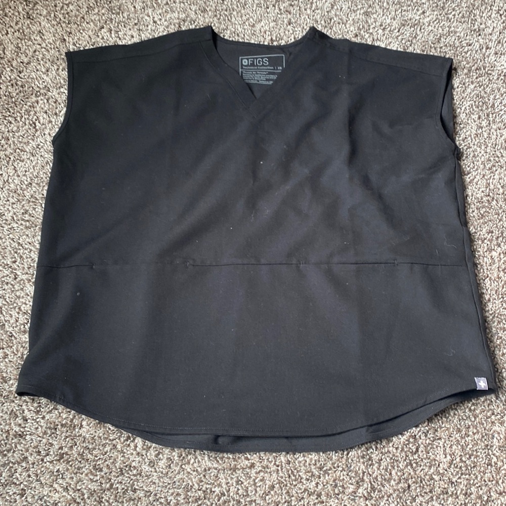 NWOT FIGS Rafaela reverse top. XS. Black